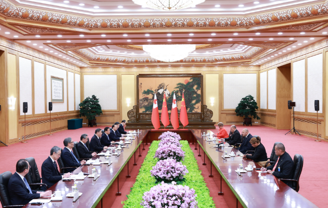 习近平会见汤加国王图普六世